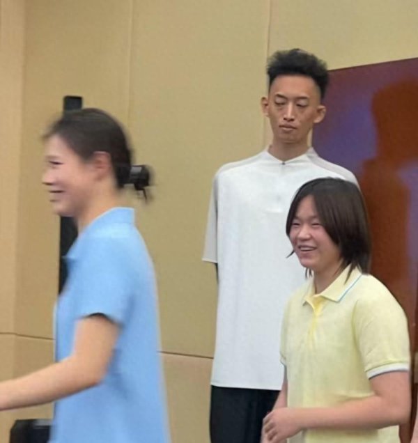 创盈配资 全红婵去暨南大学报到，近照曝光撞脸伍佰，大量网友吐槽“胖了”